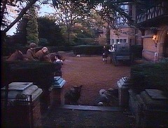 『バンシーの叫び』 1970　約24分：屋敷の玄関前
