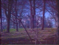 『血の唇』 1970　約1時間25分：木立越しに旧館