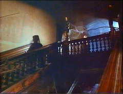 『血の唇』 1970　約1時間29分：旧館、吹抜回廊と礼拝堂へ下る二股階段　下から