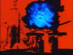 『ダンウィッチの怪』 1970　約1時間25分：「悪魔の庭」、発光する祭壇附近　上の煙に双子の片割れ