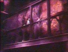 『バンパイア・ラヴァーズ』 1970　約2分：城、吹抜の中二階回廊　やや下から