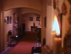 『バンパイア・ラヴァーズ』 1970　約17分：将軍邸　廊下　手前右にローラの部屋