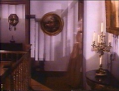 『バンパイア・ラヴァーズ』 1970　約1時間3分：モートン邸、吹抜回廊＋欄干の影　半ば右にエマの部屋
