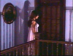 『バンパイア・ラヴァーズ』 1970　約1時間4分：モートン邸、吹抜回廊＋欄干の影　右にエマの部屋