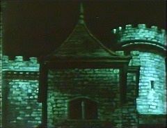 『ドラキュラ復活！ 血のエクソシズム』 1970　約0分：城の外観、細部