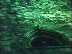 『ドラキュラ復活！ 血のエクソシズム』 1970　約0分：城壁に開いた窓、斜め下から