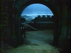 『ドラキュラ復活！ 血のエクソシズム』 1970　約7分：城門越しに前庭