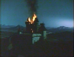 『ドラキュラ復活！ 血のエクソシズム』 1970　約9分：炎上する城