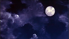 『ドラキュラ血の味』 1970　約1分：満月の夜空