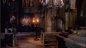 『ドラキュラ血の味』 1970　約32分：堂内、入口側から、奥が内陣