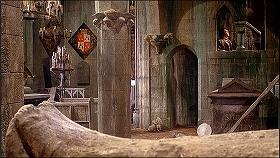 『ドラキュラ血の味』 1970　約1時間29分：堂内　右奥に中二階への階段室