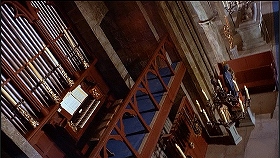 『ドラキュラ血の味』 1970　約1時間32分：ピカピカ状態の堂内、中二階のパイプ・オルガン