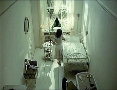 『闇のバイブル 聖少女の詩』 1970　約5分：ヴァレリエの部屋、上から