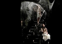 『闇のバイブル 聖少女の詩』 1970　約57分：救貧院(?)の地下への階段