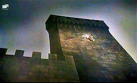 『鮮血の処女狩り』 1971　約24分：塔、ほぼ真下から