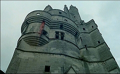 『催淫吸血鬼』 1971　約7分：主塔の外観、下から