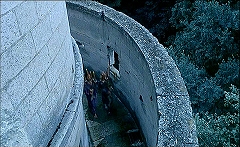 『催淫吸血鬼』 1971　約7分：石落としの回廊、上から