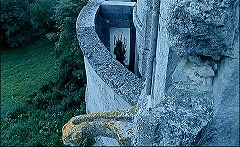 『催淫吸血鬼』 1971　約7分：石落としの回廊、上から