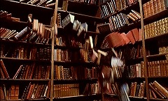 『催淫吸血鬼』 1971　約35分：図書室　書棚の本が落ちてくる