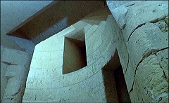 『催淫吸血鬼』 1971　約37分：湾曲階段、下から