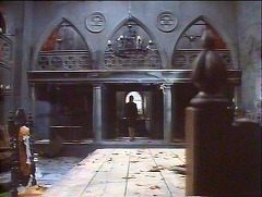 『恐怖の吸血美女』 1971　約12分：城の広間　奥の壁上半に吹抜回廊、その下の奥に礼拝堂