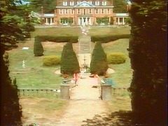 『恐怖の吸血美女』 1971　約15分：学校と庭園、高い位置から