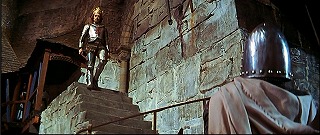 『マクベス』 1971　約2時間10分：コーダ城　中庭から主棟二階への階段　左奥に二階回廊