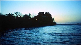 『血みどろの入江』 1971　約2分：海辺の館
