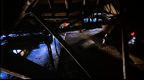『血みどろの入江』 1971　約32分：四阿、天井から見下ろす