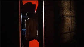 『血みどろの入江』 1971　約1時間16分：四阿内、割れた真っ赤なガラス