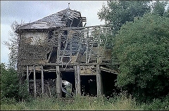 『レクイエム』 1971　約7分：木造廃墟