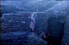 『レクイエム』 1971　約24分：城壁上の歩廊と壁の中への入口(?)