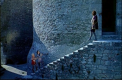 『レクイエム』 1971　約31分：円塔と出入口・階段　左に内壁