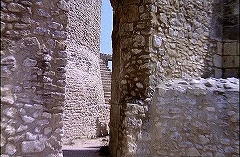 『レクイエム』 1971　約51分：内壁のアーチ口　向こうに円塔と階段