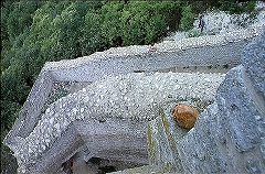 『レクイエム』 1971　約58分：外壁と内壁、かなり高い位置から　髑髏あり