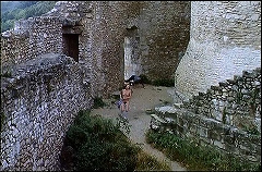 『レクイエム』 1971　約59分：内壁、壁内への開口部あり　右に円塔と階段