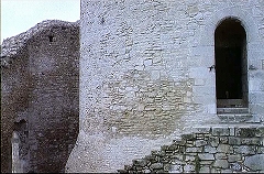 『レクイエム』 1971　約59分：円塔への入口　左に内壁