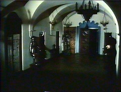 『ヨーガ伯爵の復活』 1971　約1分：広めの半円アーチ廊下(?)