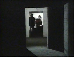 『ヨーガ伯爵の復活』 1971　約40分：館　二つの扉口越しに柩の部屋