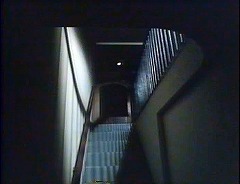 『ヨーガ伯爵の復活』 1971　約50分：館の階段(2)＋欄干の影　下から