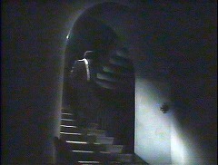 『ヨーガ伯爵の復活』 1971　約1時間20分：館、折れ曲がった半円アーチ下の階段(1?)