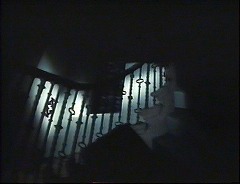 『ヨーガ伯爵の復活』 1971　約1時間20分：館、欄干のある折れ曲がった階段　下から