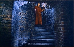 『淫虐地獄』 1971　約1時間2分：狭い湾曲階段の降り口
