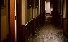 『淫虐地獄』 1971　約1時間10分：二階廊下
