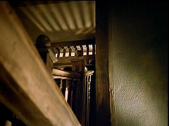 『ドラキュラ血のしたたり』 1971　約18分：グスタフの家の階段、下から
