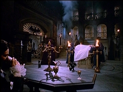 『ドラキュラ血のしたたり』 1971　約19分：城の広間、暖炉側から
