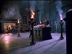 『ドラキュラ血のしたたり』 1971　約24分：城の広間、暖炉の向かい側・床の高さから