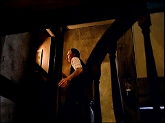 『ドラキュラ血のしたたり』 1971　約39分：グスタフの家、枝分かれする階段