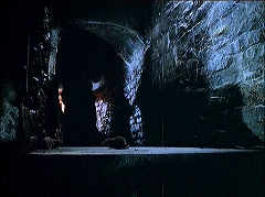 『ドラキュラ血のしたたり』 1971　約1時間17分：トンネル状通路
