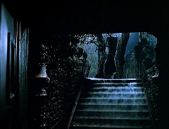 『ドラキュラ血のしたたり』 1971　約1時間17分：トンネル状通路・納骨堂出入口の階段